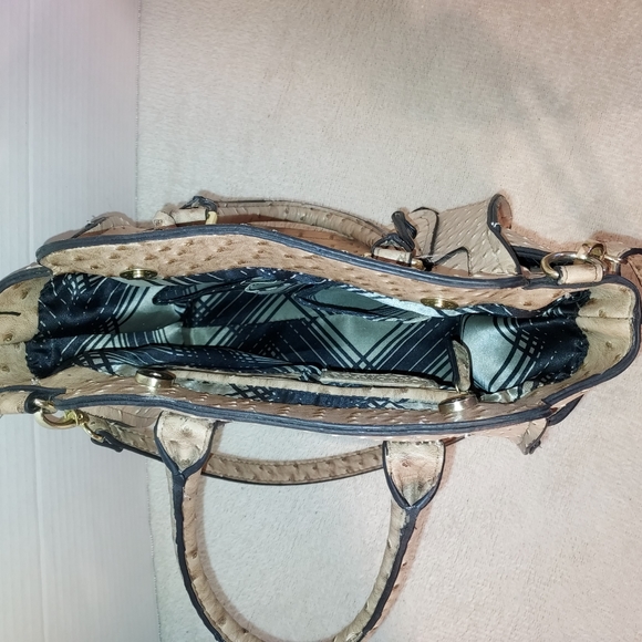 London Fog Faux Ostrich Leather Tan Hand Bag - Picture 5 of 7